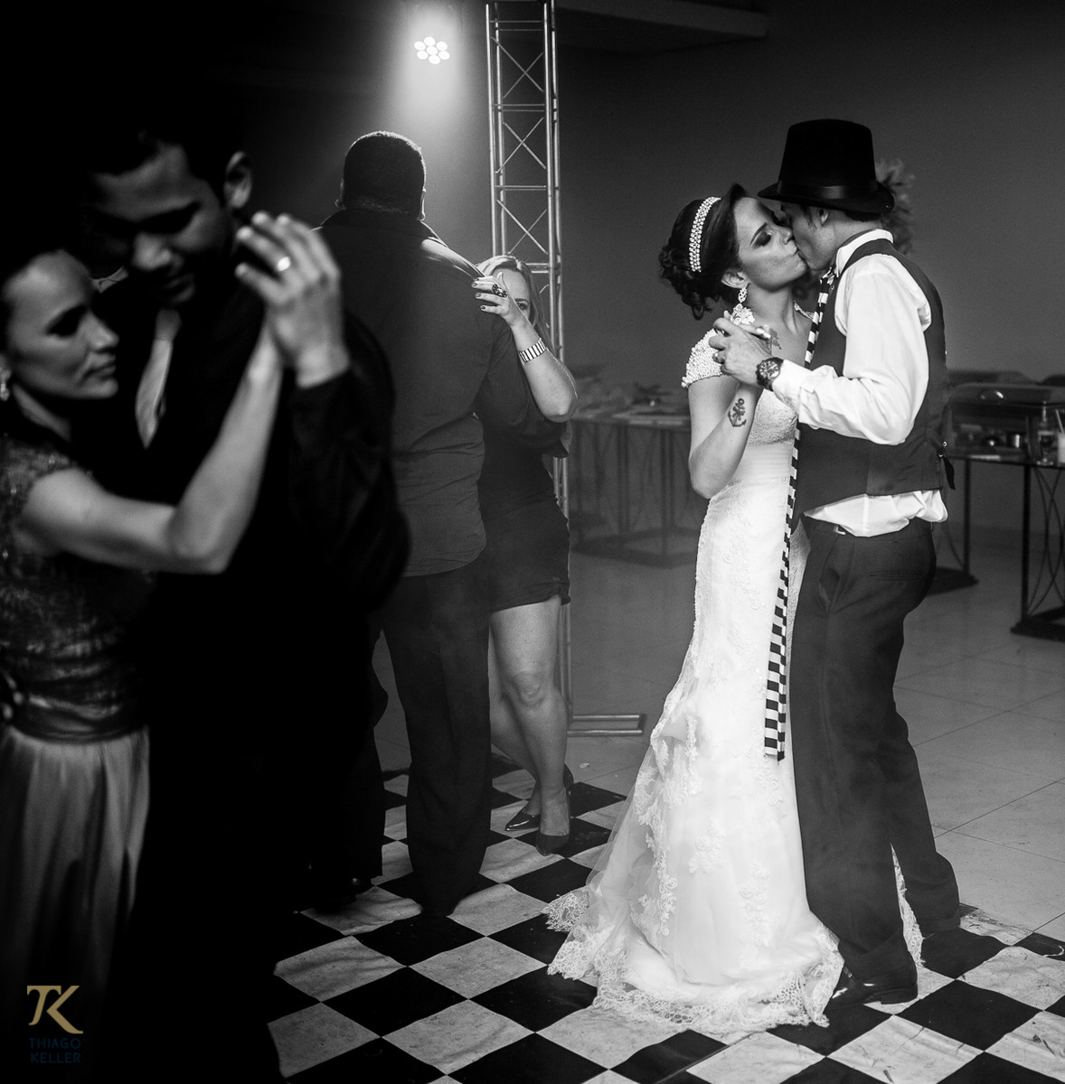 Casamento de Sabrina e Alisson. Já no final da festa o casal se beija na pista de dança.