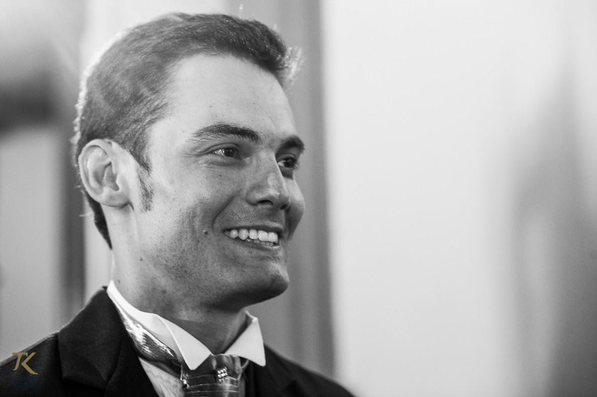 Casamento de Sabrina e Alisson. Noivo espera a noiva no altar da Igreja do Rosário em Paracatu, Minas Gerais.