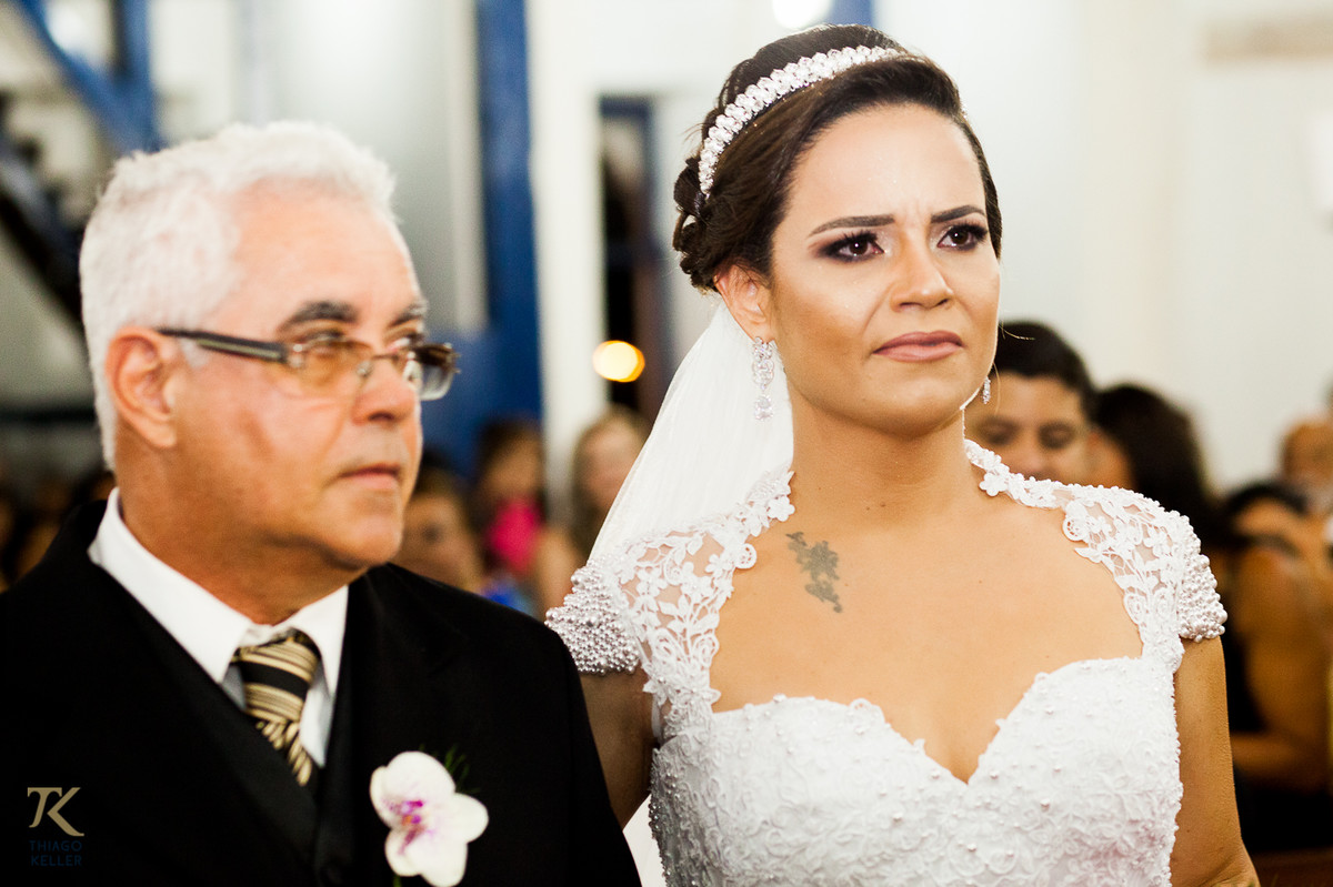 Casamento de Sabrina e Alisson. Noiva se emociona ao ver o choro comovido do noivo.