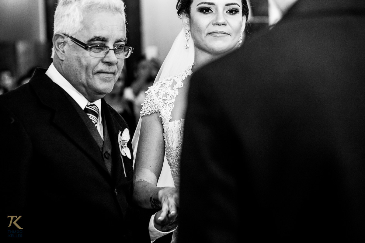 Casamento de Sabrina e Alisson. Pai da noiva entrega a noiva no altar.