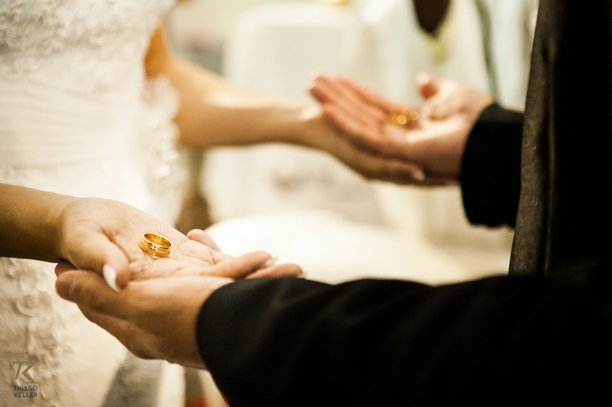 Casamento de Sabrina e Alisson. Alianças estão sendo abençoadas.