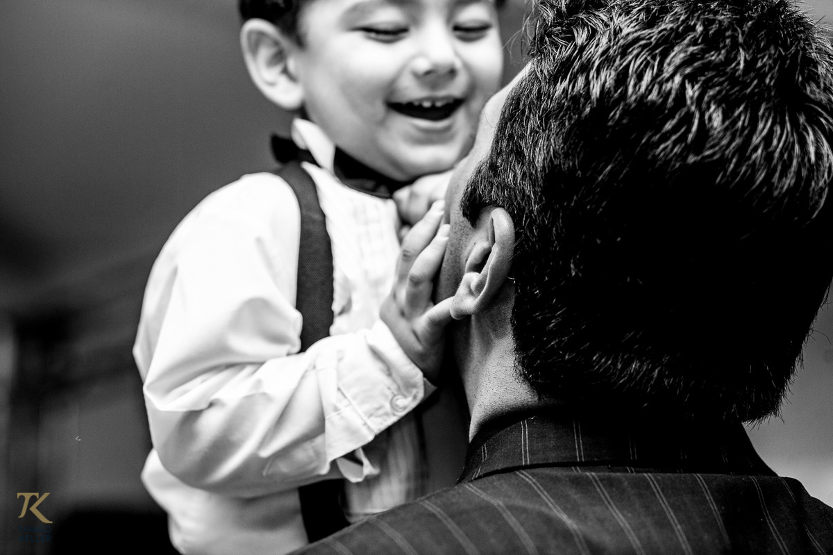 Casamento de Sabrina e Alisson. Um dos pajens brinca com o pai durante a festa de casamento.