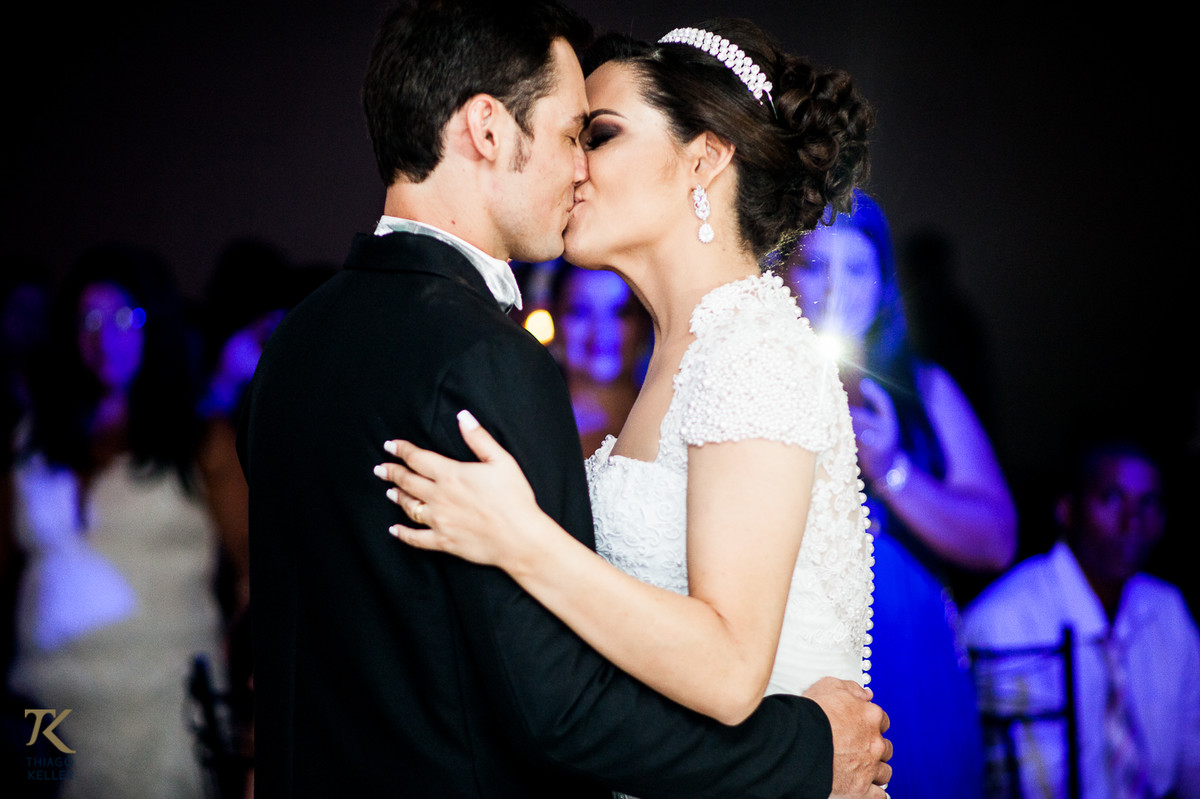 Casamento de Sabrina e Alisson. Casal se beija durante a primeira dança como marido e mulher.