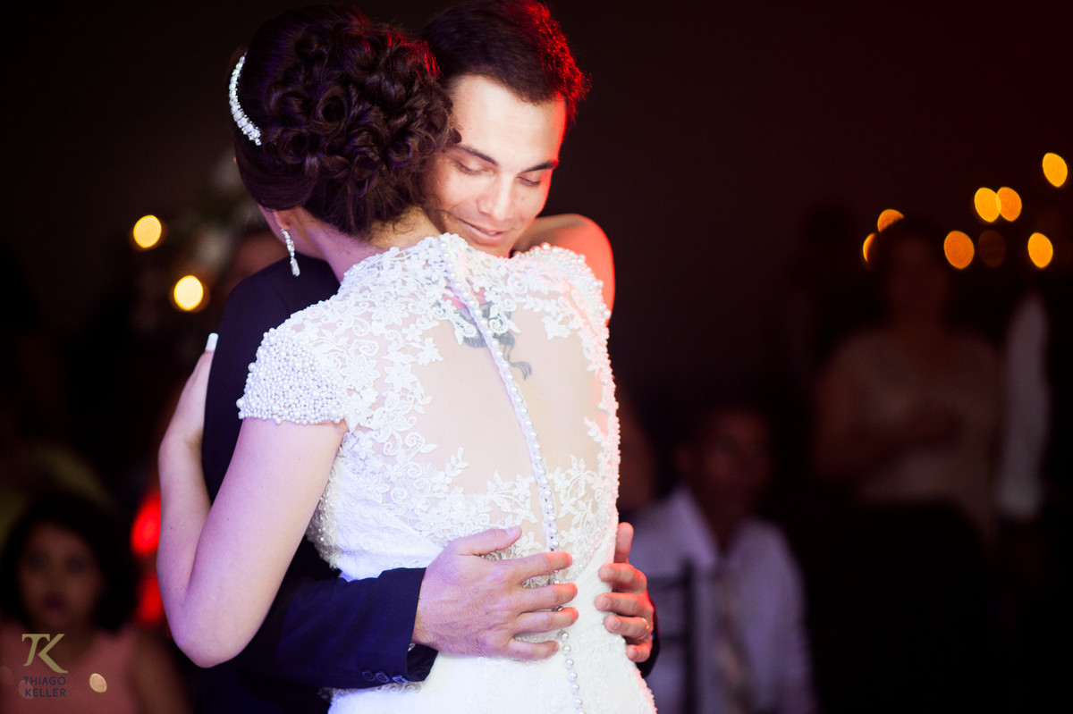Casamento de Sabrina e Alisson. Casal se abraça durante a primeira dança como marido e mulher.