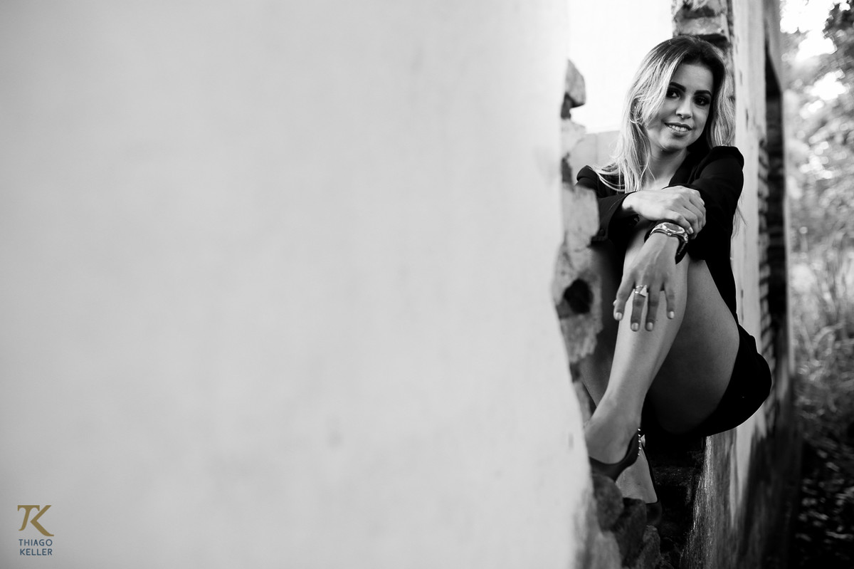 ensaio fotográfico book de Jackeline Marins realizado na cidade de Paracatu, Minas Gerais com a modelo sentada em uma janela de casa abandonada. Foto em Preto e Branco.