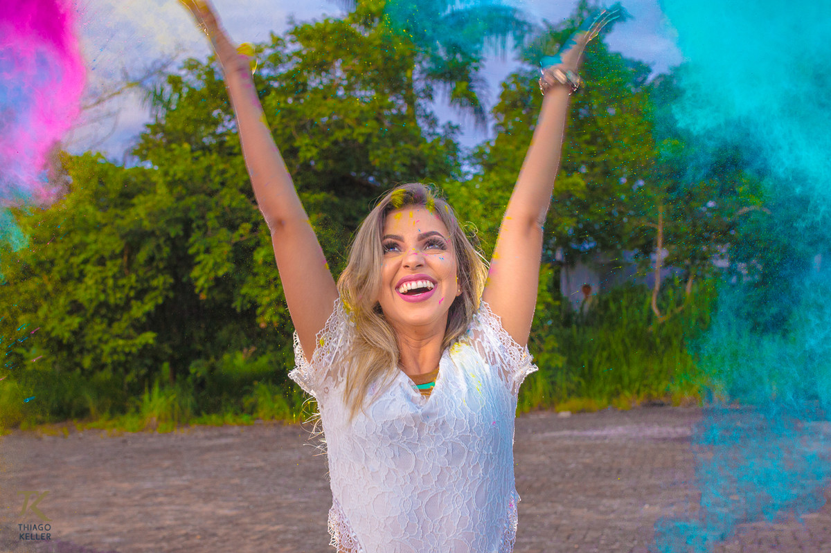 ensaio fotográfico book de Jackeline Marins realizado na cidade de Paracatu, Minas Gerais com a modelo vestindo um macacão branco e posicionada contra luz. Festival de cores.