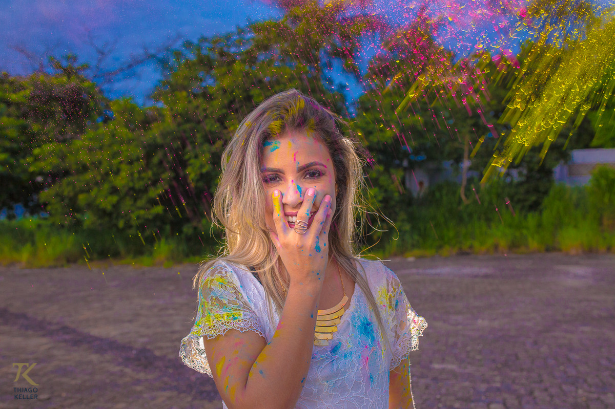 ensaio fotográfico book de Jackeline Marins realizado na cidade de Paracatu, Minas Gerais com a modelo vestindo um macacão branco e posicionada contra luz. Festival de cores