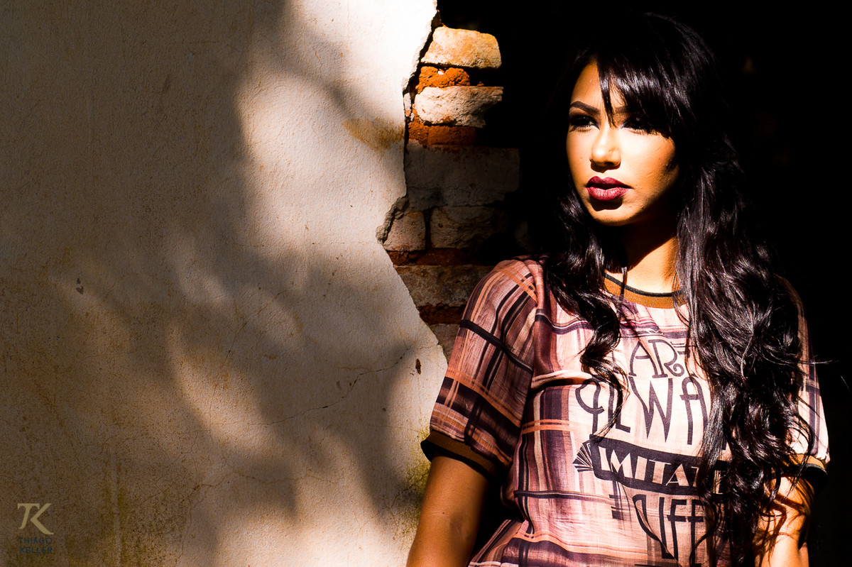 Book de fotografia de Jadla realizado na cidade de Paracatu, Minas Gerais, em posto abandonado. A modelo encontra-se encostada nos escombros de uma casa abandonada.