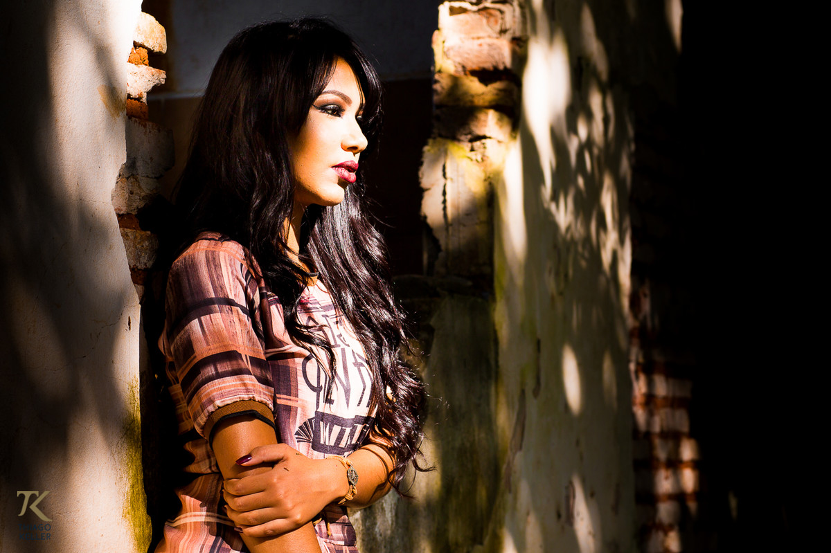 Book de fotografia de Jadla realizado na cidade de Paracatu, Minas Gerais, em posto abandonado. A modelo encontra-se encostada nos escombros de uma casa abandonada..