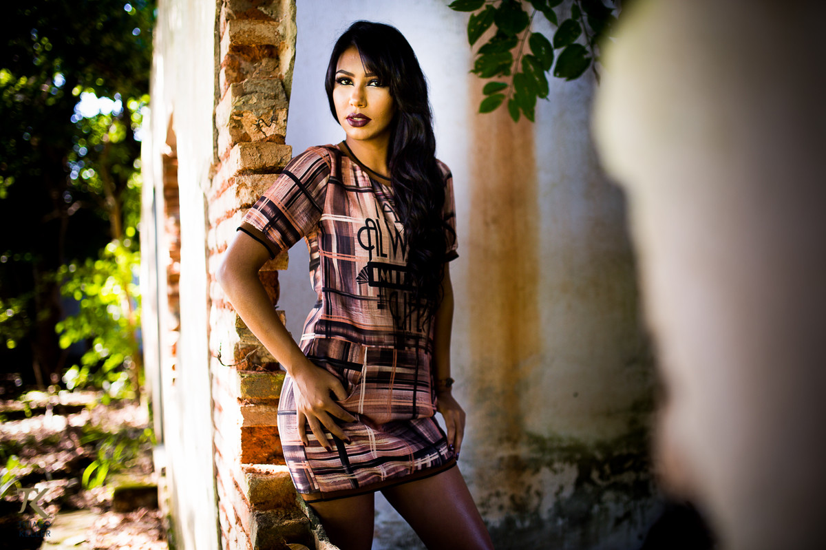 Book de fotografia de Jadla realizado na cidade de Paracatu, Minas Gerais, em posto abandonado. A modelo encontra-se encostada nos escombros de uma casa abandonada.