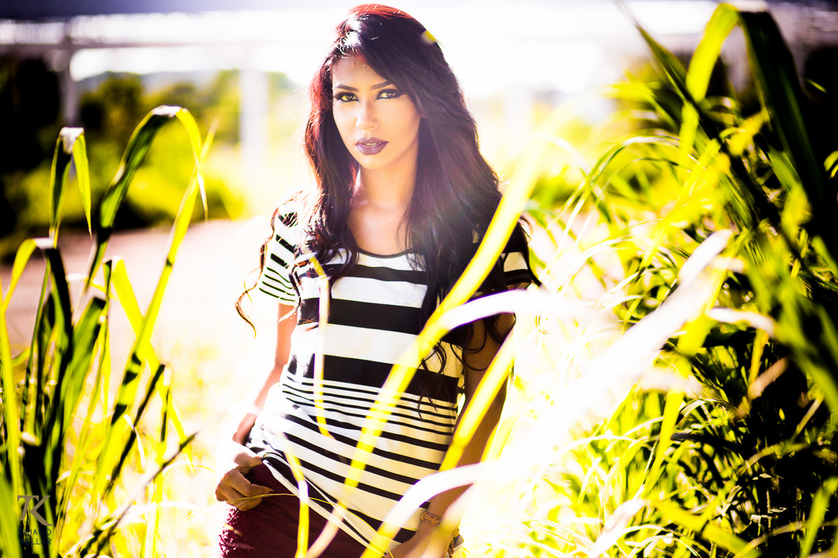 Book de fotografia de Jadla realizado na cidade de Paracatu, Minas Gerais, em posto abandonado. A modelo encontra-se no meio da vegetação local