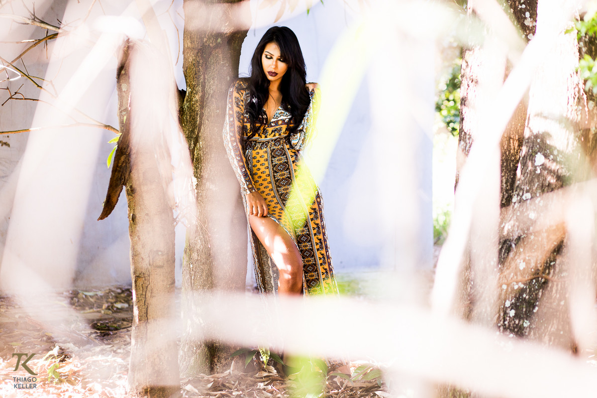 Book de fotografia de Jadla realizado na cidade de Paracatu, Minas Gerais, em posto abandonado. A modelo encontra-se encostada nos escombros de uma casa abandonada.