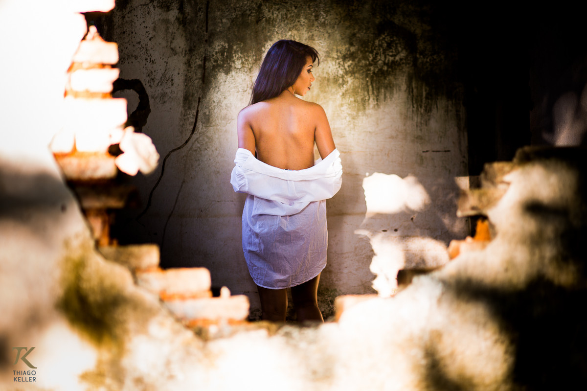 Book de fotografia de Jadla realizado na cidade de Paracatu, Minas Gerais, em posto abandonado. A modelo encontra-se encostada nos escombros de uma casa abandonada.