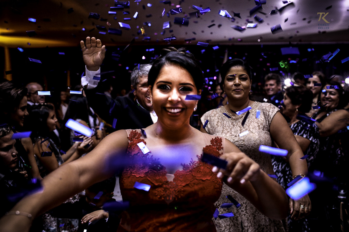 Foto de formatura realizada na cidade de Cristalina, Goias. Formanda sorri durante chuva de papel picado.