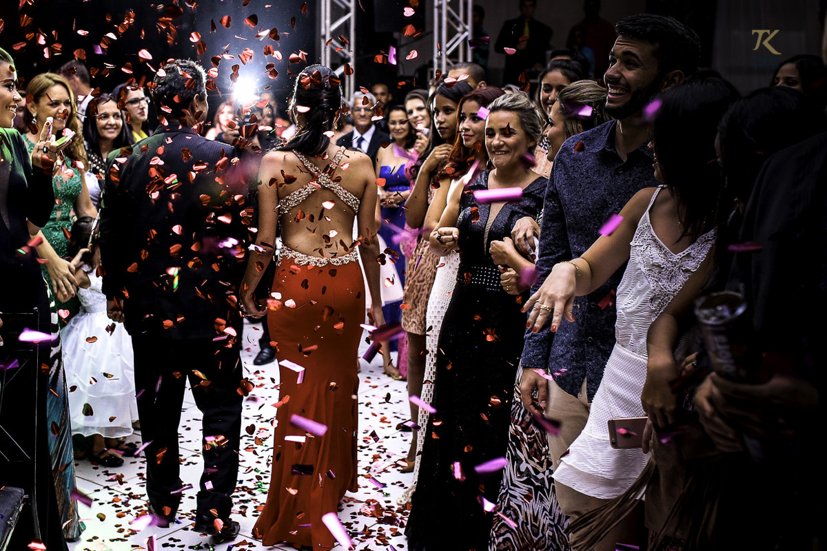 Foto de formatura realizada na cidade de Cristalina, Goias.chuva de papel picado.