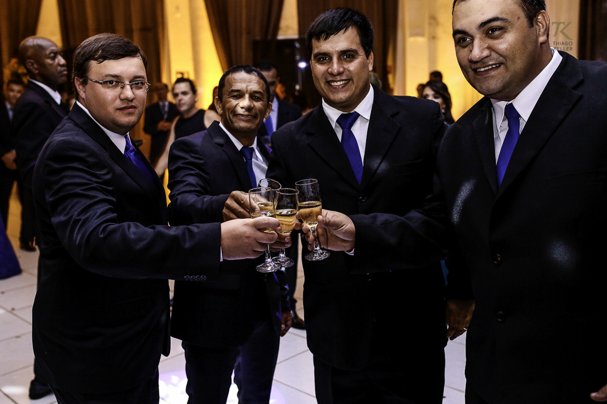 Foto de formatura realizada na cidade de Cristalina, Goias. Formandos brindam.