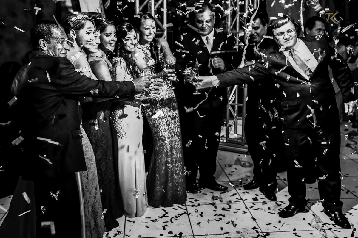 Foto de formatura realizada na cidade de Cristalina, Goias. Formandos brindam