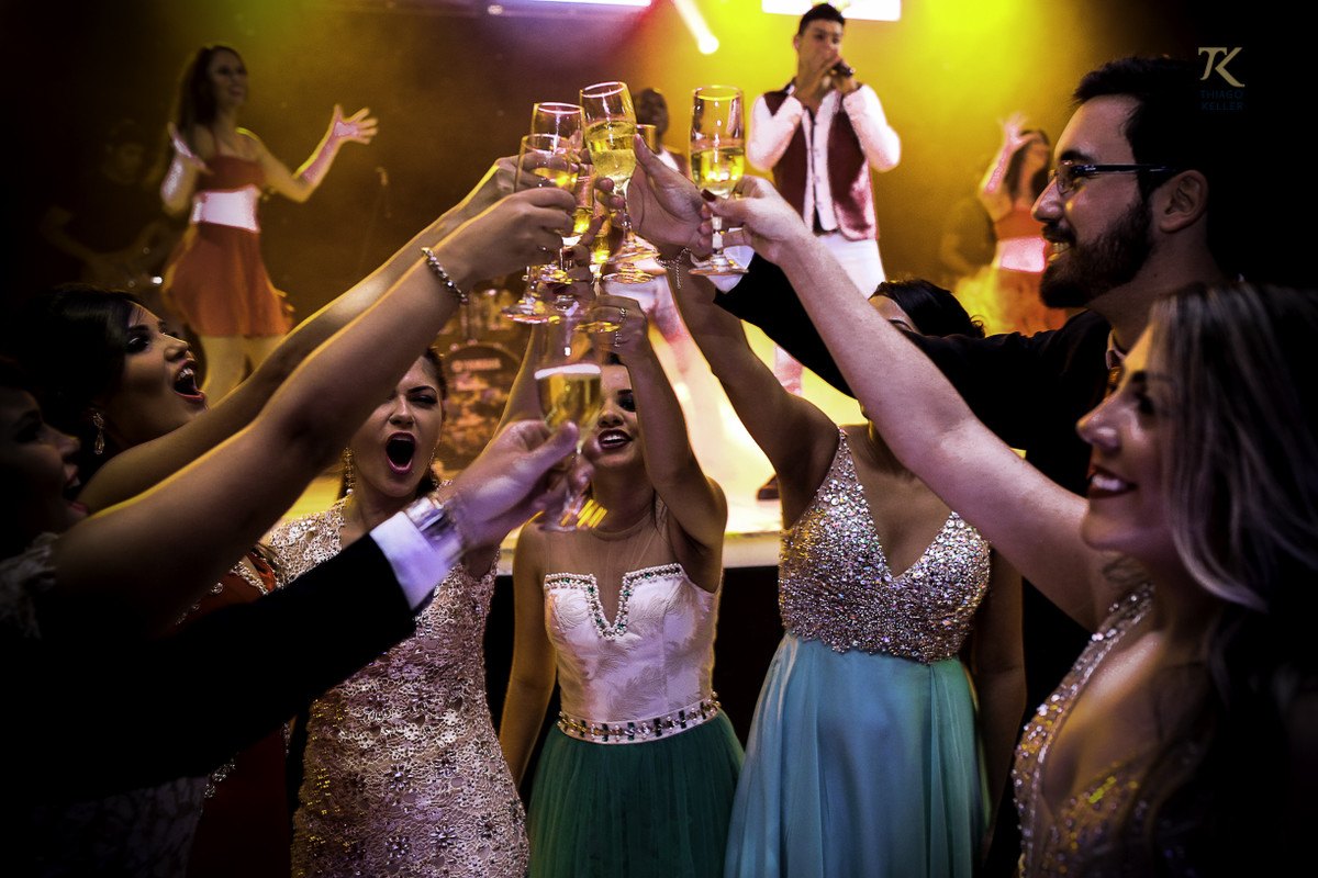 Foto de formatura realizada na cidade de Cristalina, Goias. Formandos brindam
