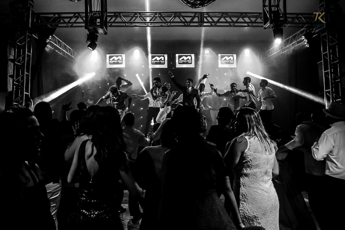 Foto de formatura realizada na cidade de Cristalina, Goias. Formandos invadiram o palco. Foto em Preto e Branco.