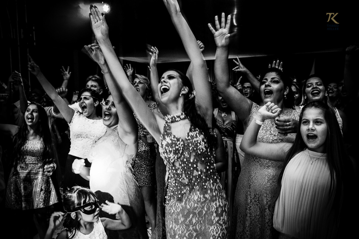 Foto de formatura realizada na cidade de Cristalina, Goias. Formandas e familiares enlouquecem na pista de dança.