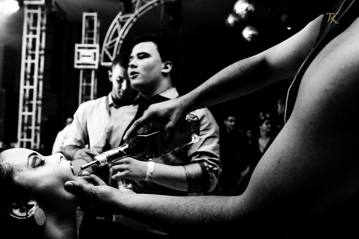 Foto de formatura realizada na cidade de Cristalina, Goias. Formandos bebem shot de uísque