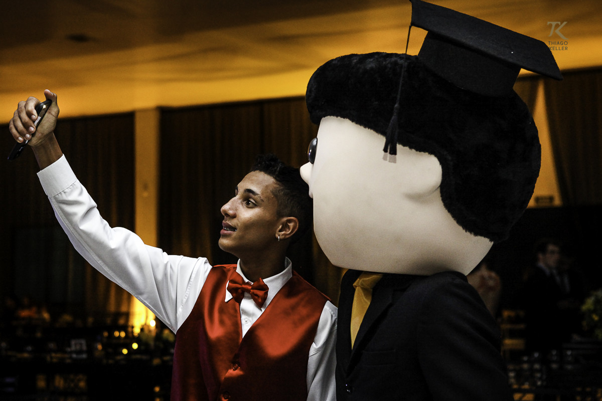 Foto de formatura realizada na cidade de Cristalina, Goias. Formando tira selfie com o mascote da formatura