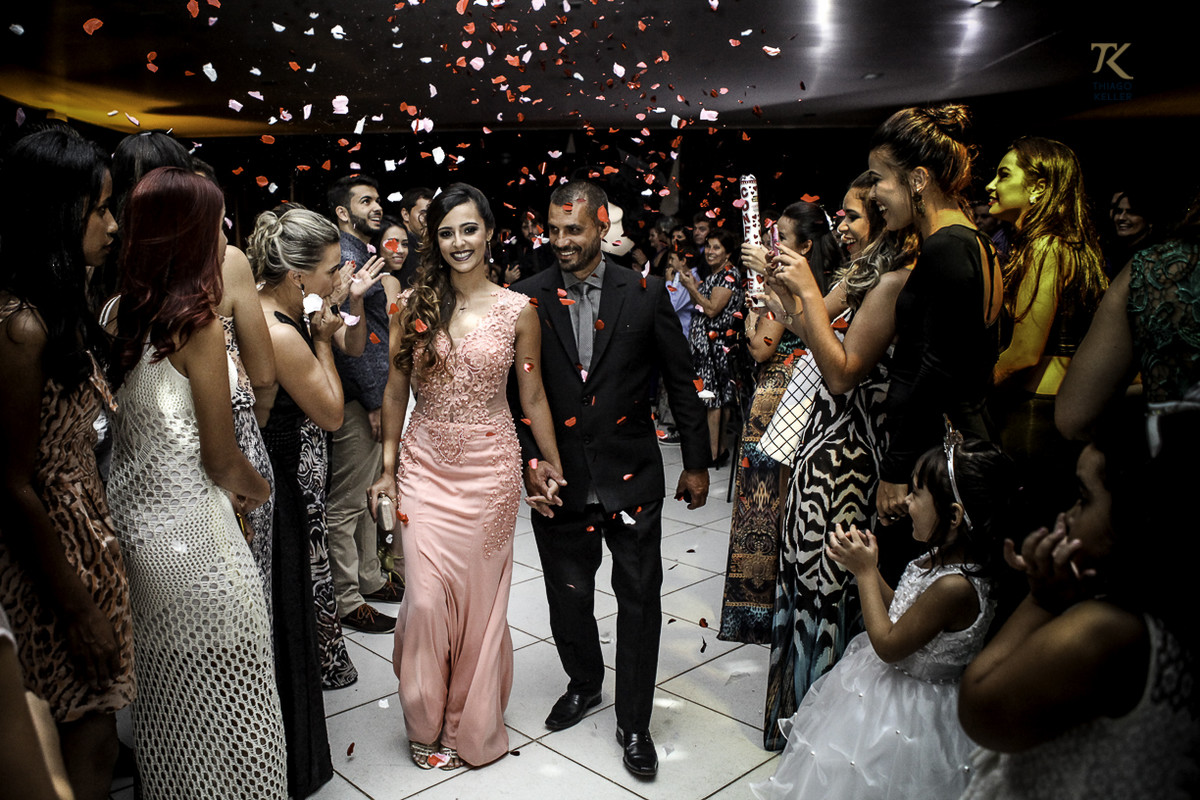 Foto de formatura realizada na cidade de Cristalina, Goias. Formanda entra no salão enquanto cai papel picado.