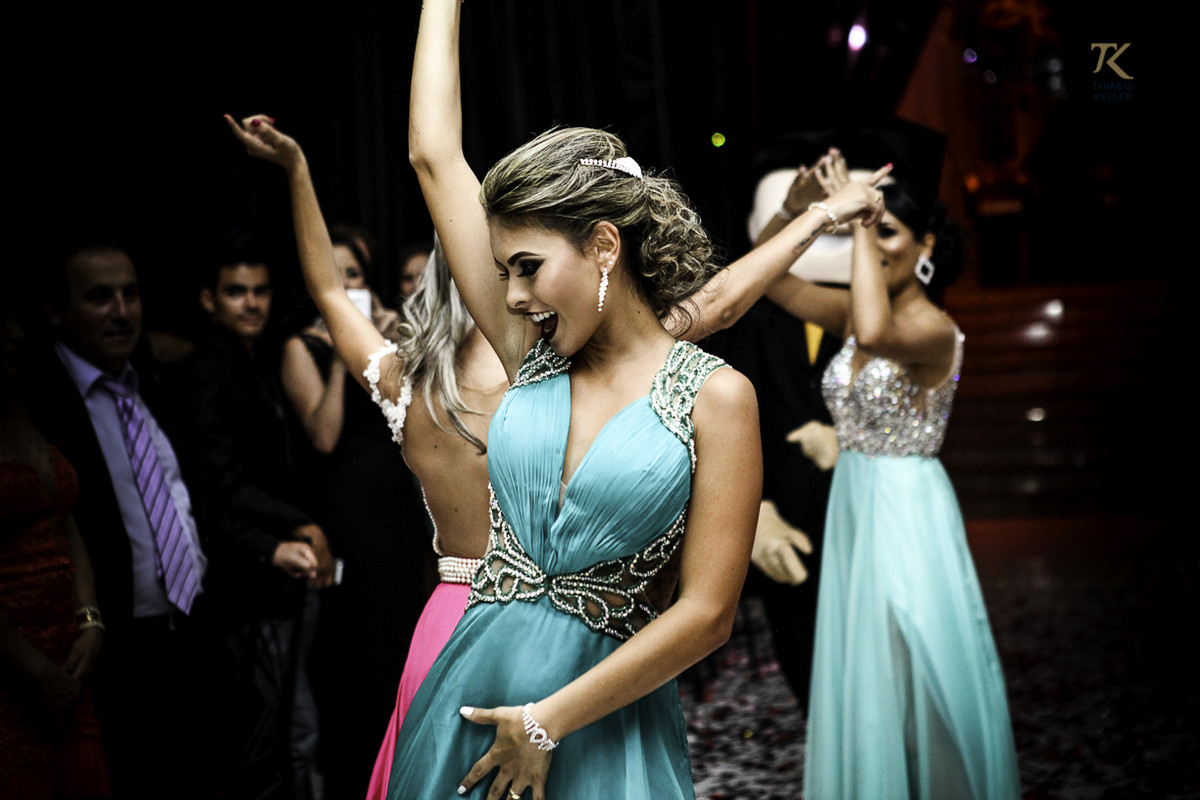 Foto de formatura realizada na cidade de Cristalina, Goias. Formandas dançam.