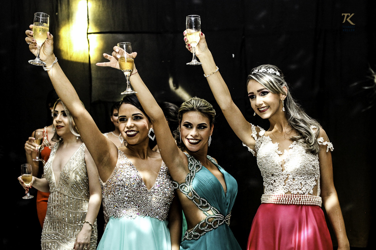 Foto de formatura realizada na cidade de Cristalina, Goias. Formandas brindam.