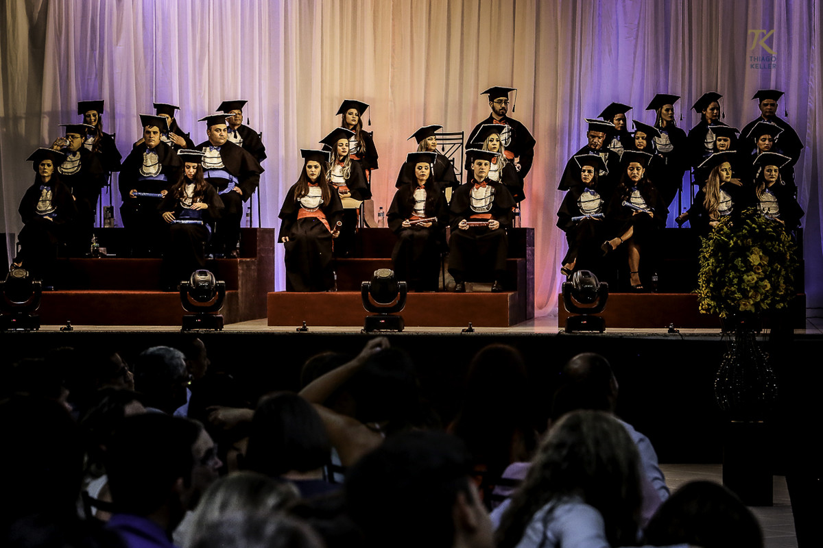 Foto de formatura realizada na cidade de Cristalina, Goias. Formandos durante a colação de grau.
