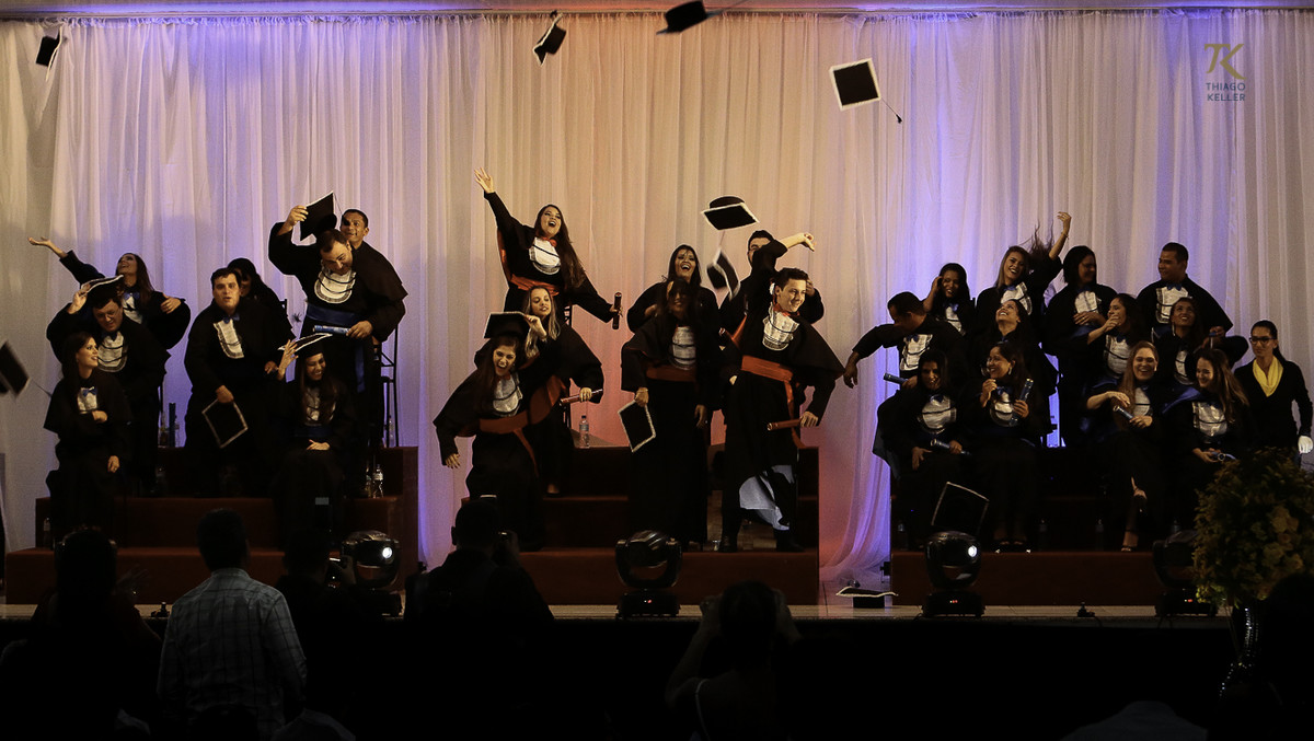 Foto de formatura realizada na cidade de Cristalina, Goias. Formandos durante a colação de grau.