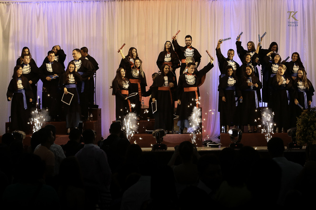 Foto de formatura realizada na cidade de Cristalina, Goias. Formandos durante a colação de grau.