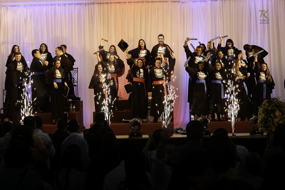 Foto de formatura realizada na cidade de Cristalina, Goias. Formandos durante a colação de grau.