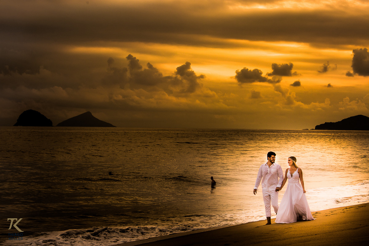 Casal caminha pela praia no Balneário de Maresias em São Paulo