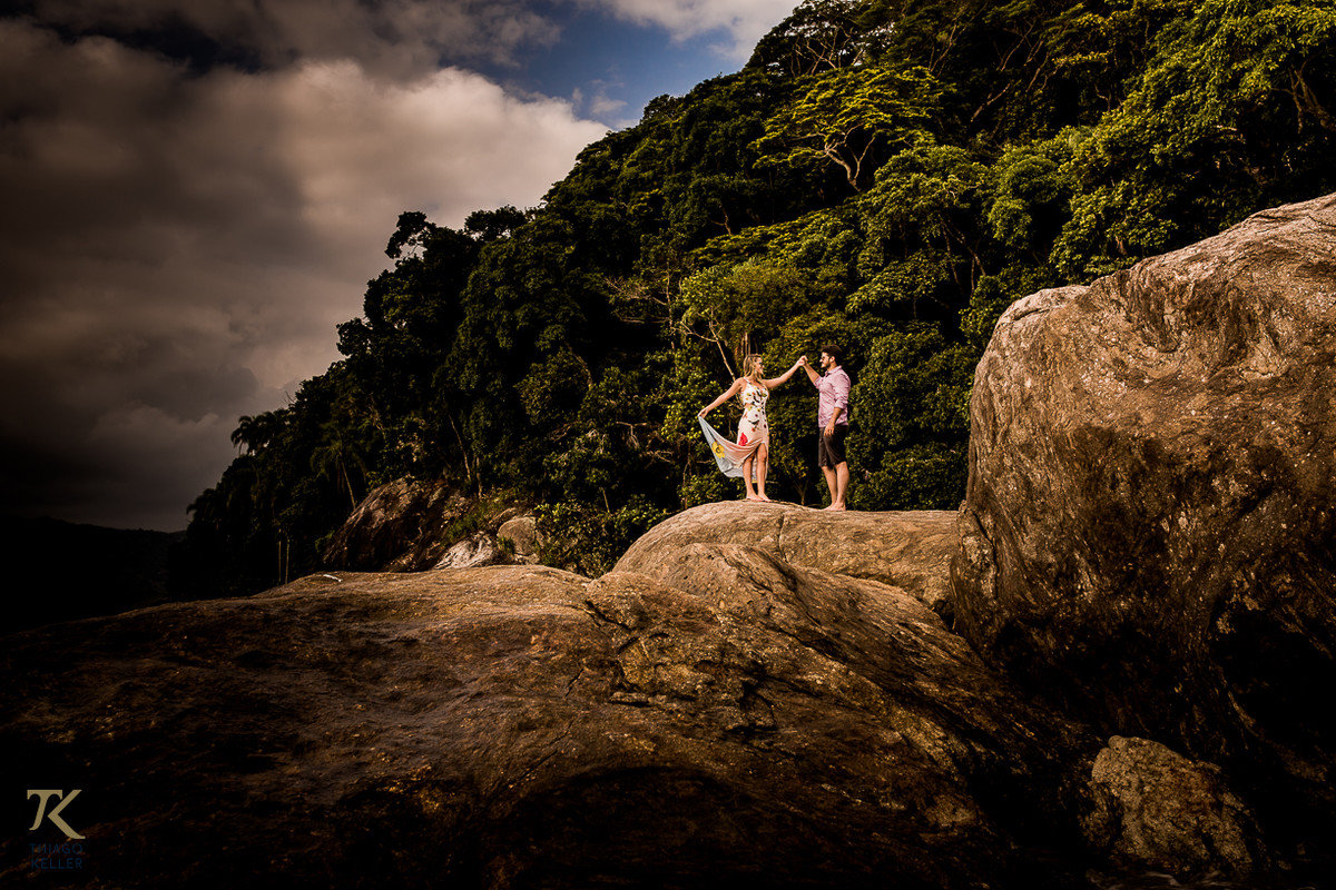 Casal dançando em cima de uma pedra na ilha da Baleia no Balneário de Maresias, em São Paulo.