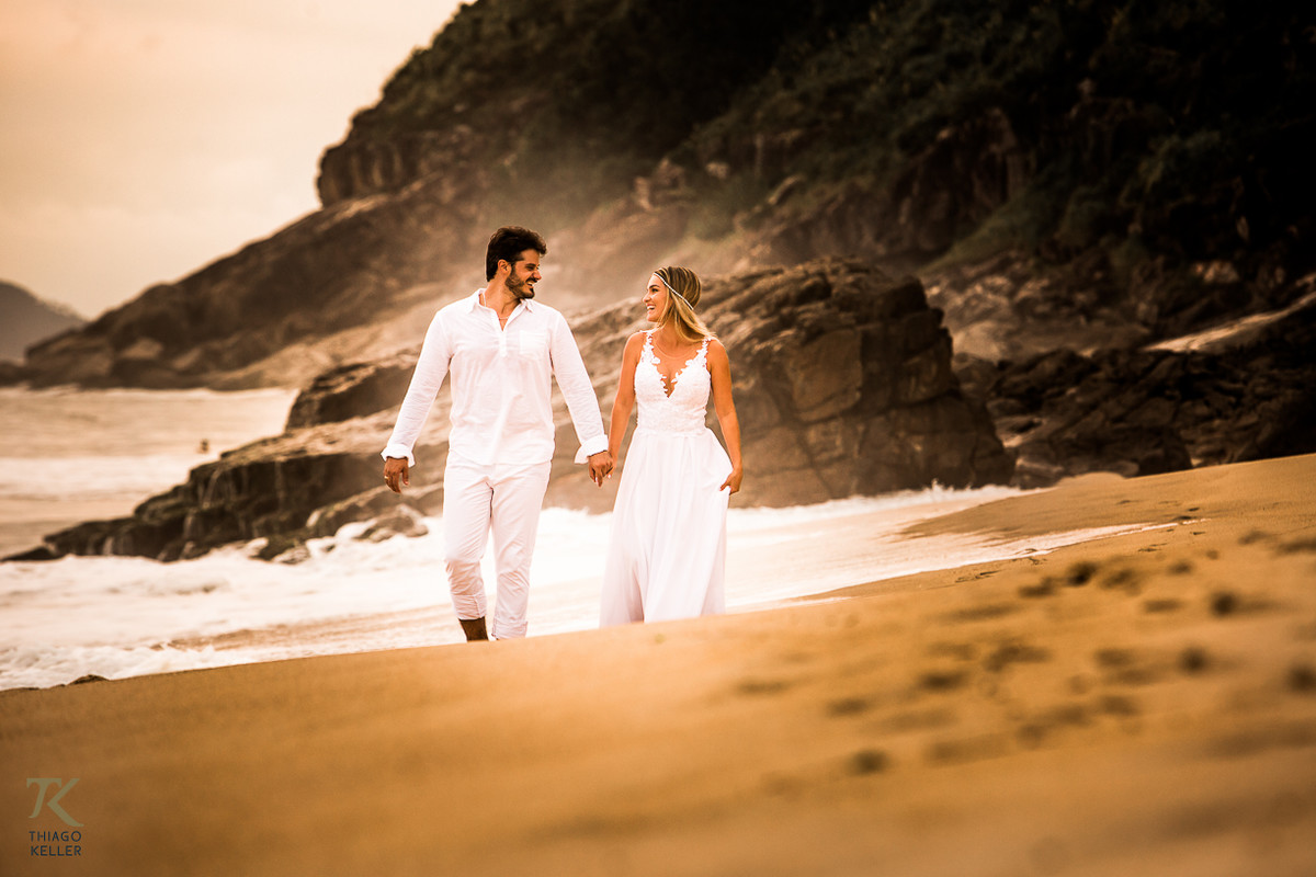 Casal caminha apaixonado pela praia do Balneário de Maresias em São Paulo