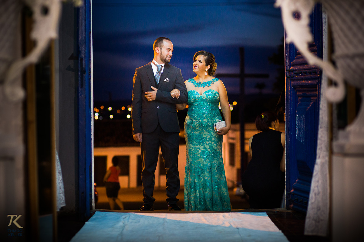 Fotografia de casamento de Lívia e Paulo Henrique na cidade de Paracatu, Minas Gerais. Entrada do noiva com sua mãe.