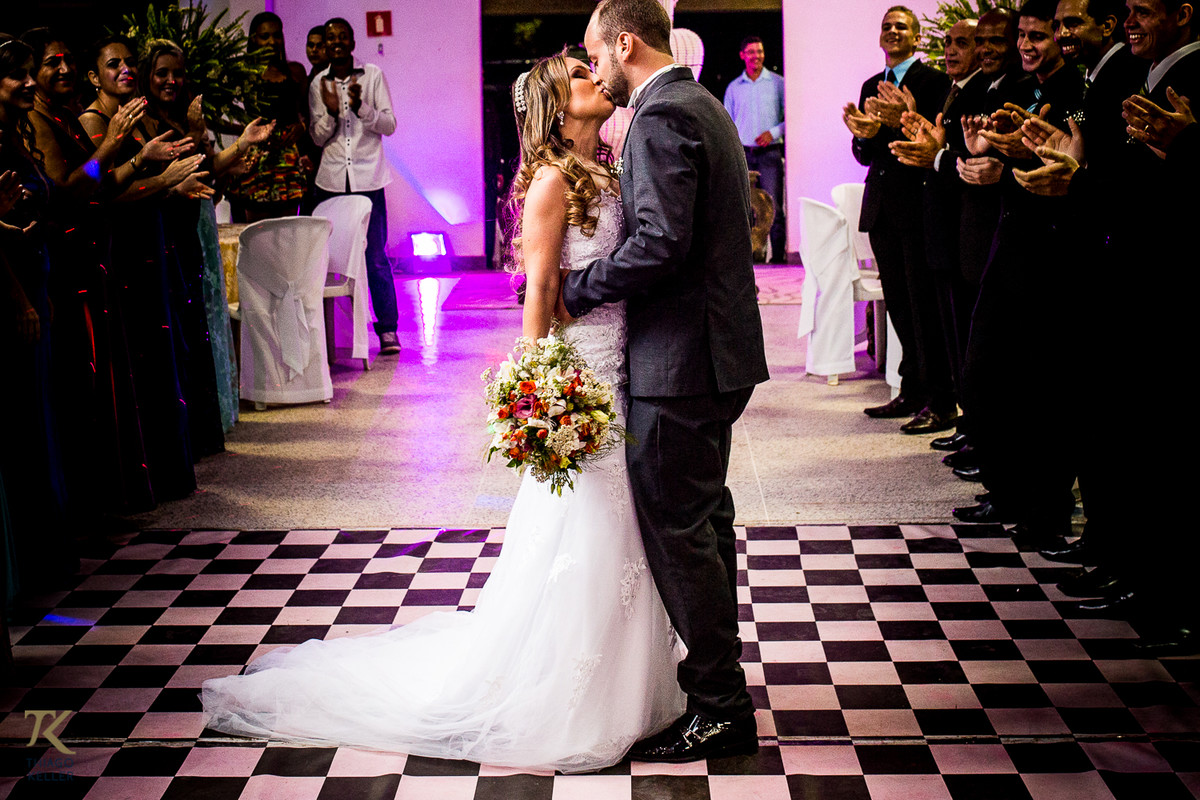 Fotografia de casamento de Lívia e Paulo Henrique na cidade de Paracatu, Minas Gerais. Casal dá o seu primeiro beijo como marido e mulher.