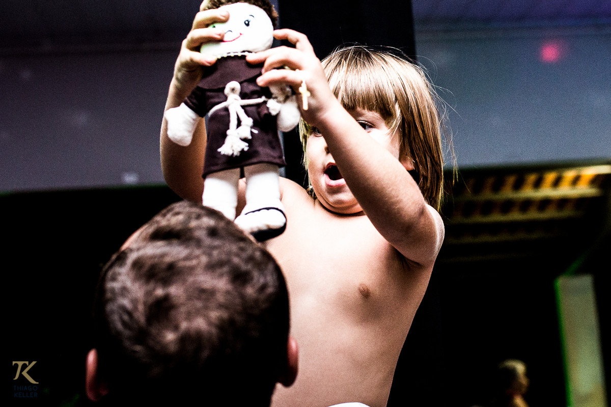 Fotografia de casamento de Lívia e Paulo Henrique na cidade de Paracatu, Minas Gerais. Pajem segura o santo Antônio pouco depois de jogarem o buquê.