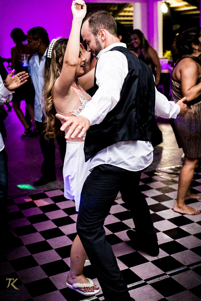 Fotografia de casamento de Lívia e Paulo Henrique na cidade de Paracatu, Minas Gerais. noivos animados na pista de dança.