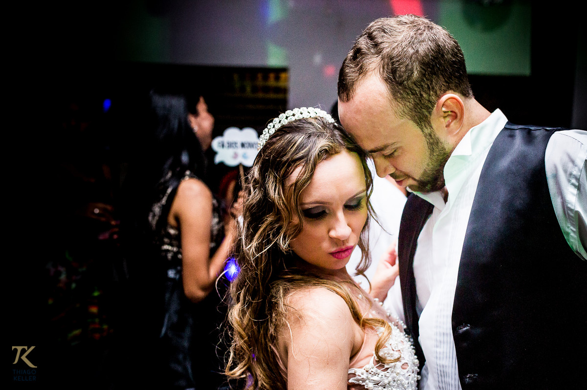 Fotografia de casamento de Lívia e Paulo Henrique na cidade de Paracatu, Minas Gerais. Momento de paixão na pista de dança.