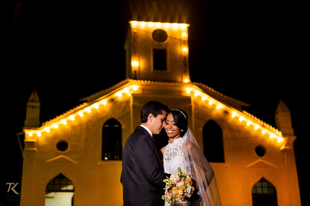 Fotografia de Casamento de Maura e Thiago realizado na cidade de Paracatu, Minas Gerais.  Casal em frente a Igreja do Rosário
