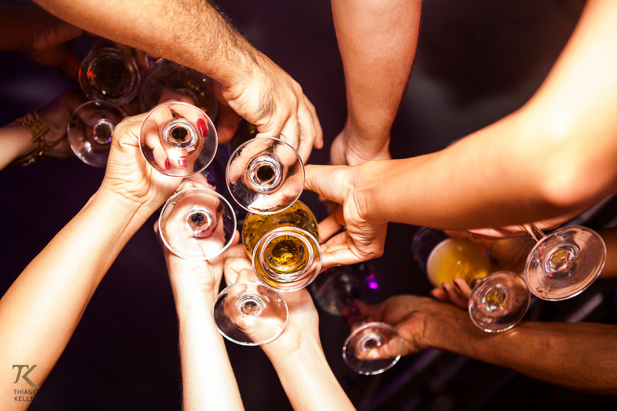 Fotografia de Casamento de Maura e Thiago realizado na cidade de Paracatu, Minas Gerais. Brinde dos padrinhos e madrinhas ao novo casal.