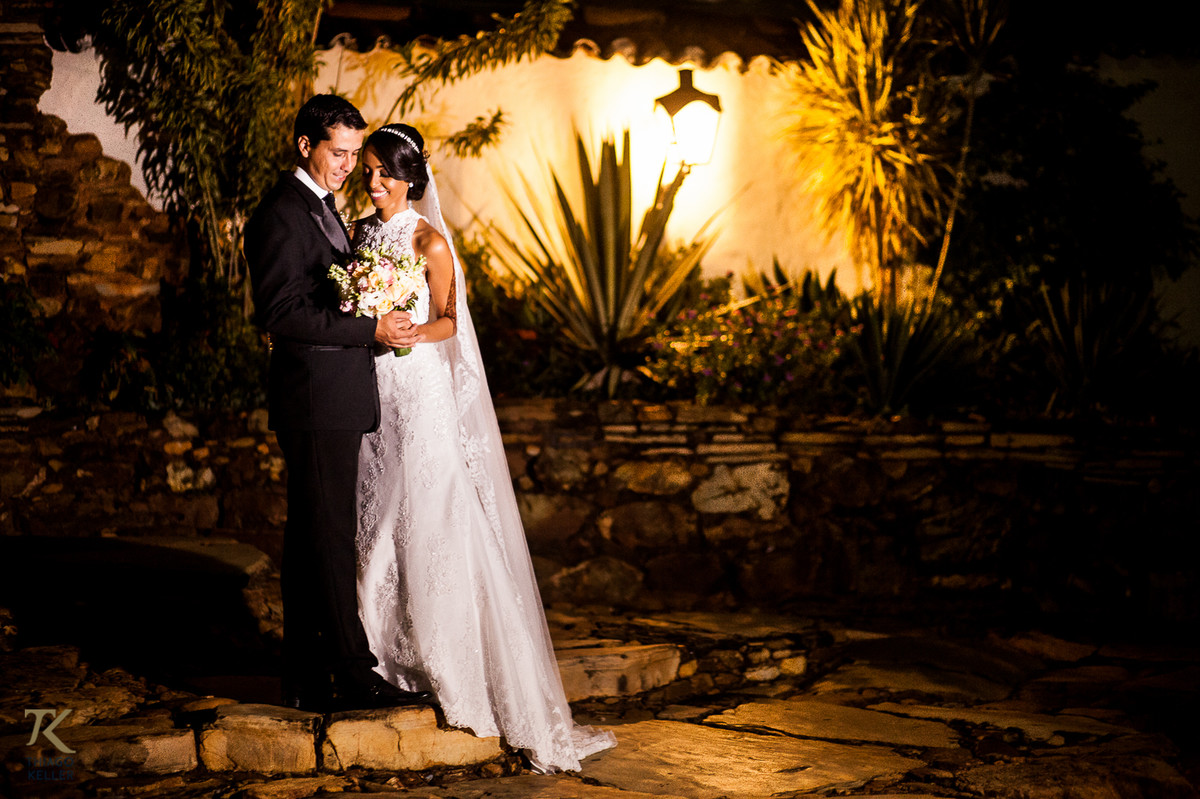 Fotografia de Casamento de Maura e Thiago realizado na cidade de Paracatu, Minas Gerais.  Noivos durante pós-casamento no Chafariz da Traiana