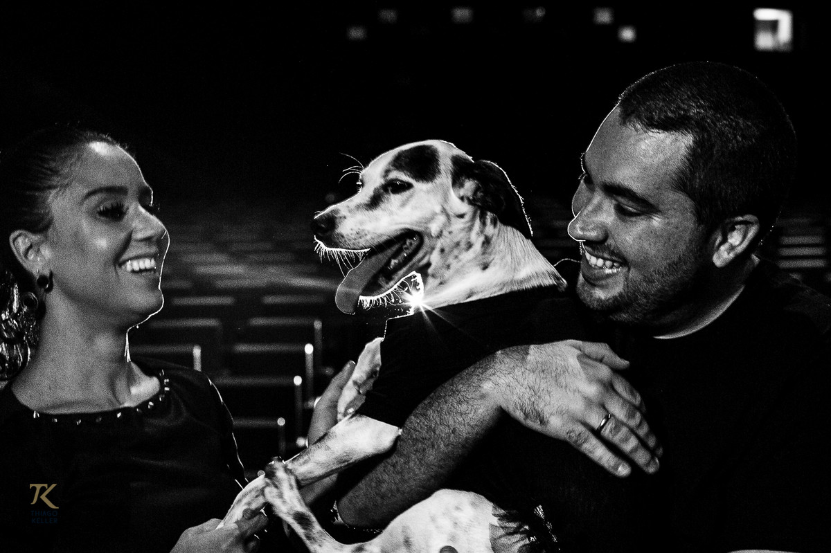 ensaio para save the date de Fabiana e Alexandre. Foto tirada no Cine Brasília. Casal brinca com sua cachorra dentro do cinema.