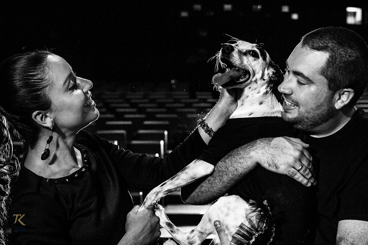 ensaio para save the date de Fabiana e Alexandre. Foto tirada no Cine Brasília. Casal brinca com a cachorra dentro do cinema.