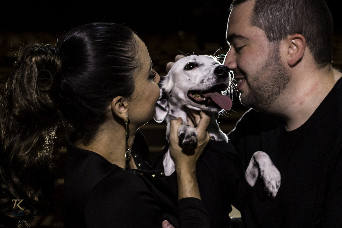 ensaio para save the date de Fabiana e Alexandre. Foto tirada no Cine Brasília.  Casal faz carinho na cachorra dentro do cinema.