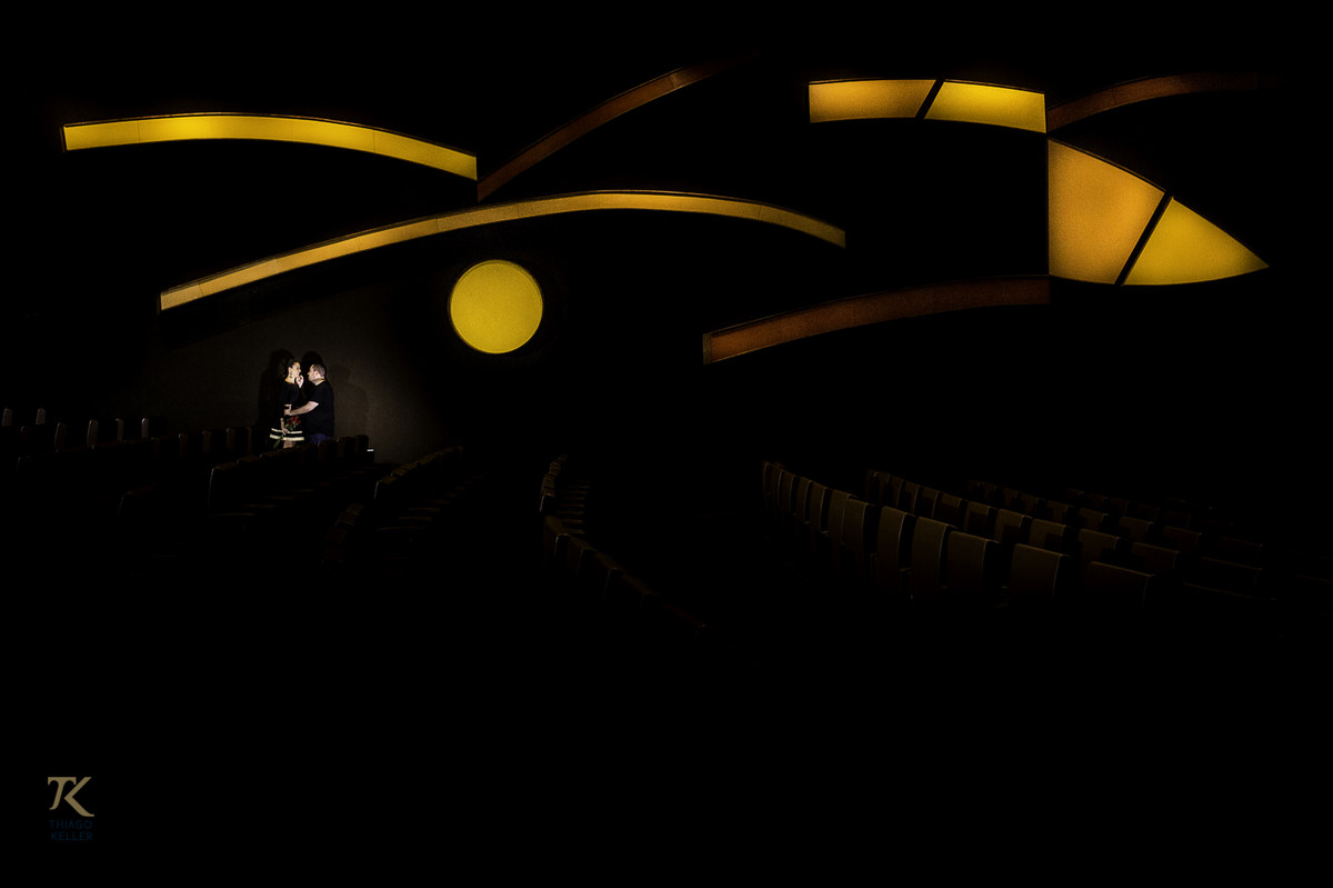 ensaio para save the date de Fabiana e Alexandre. Foto tirada no Cine Brasília.