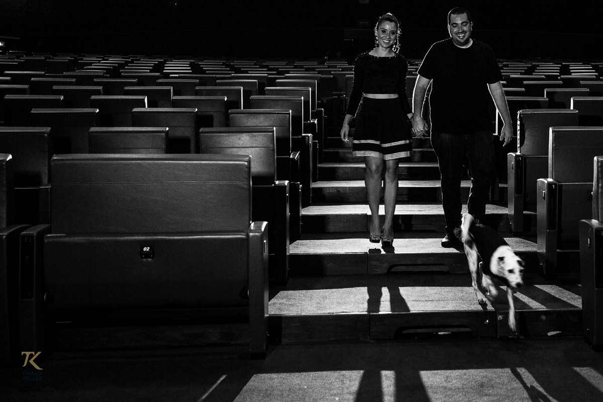 ensaio para save the date de Fabiana e Alexandre. Foto tirada no Cine Brasília.