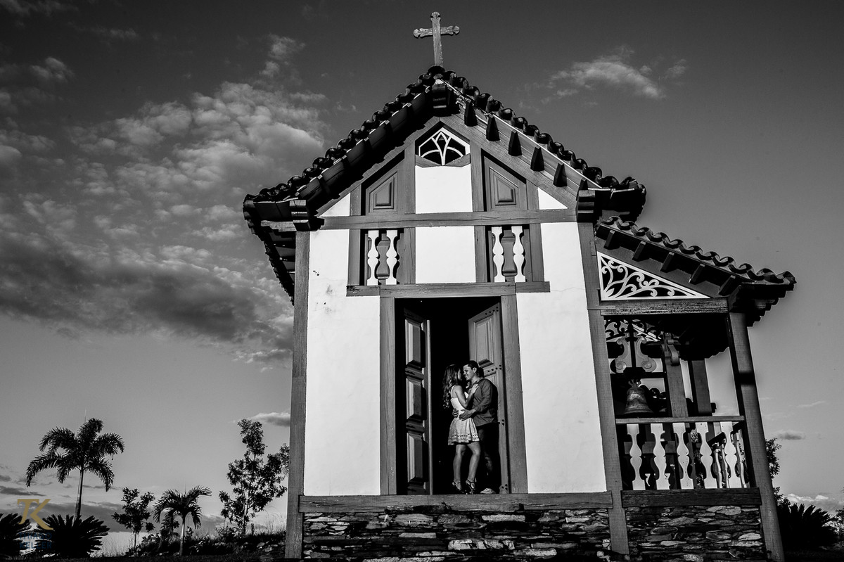 Fotografia para prévia de casamento de Ana Rita e Everton, realizada na Cachoeira Sarana, em Paracatu, Minas Gerais.
